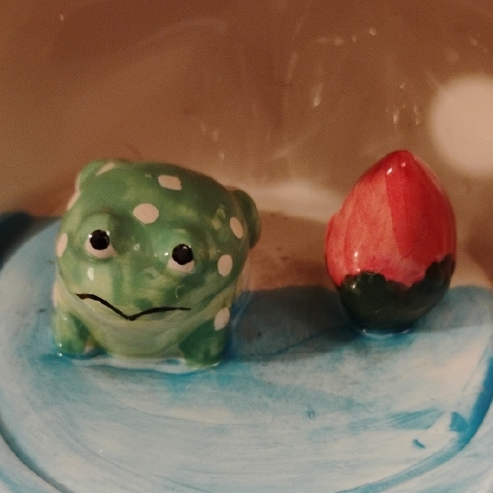 Vintage Ceramic Frog & Strawberry Toothbrush Holder - Picture 7 of 8